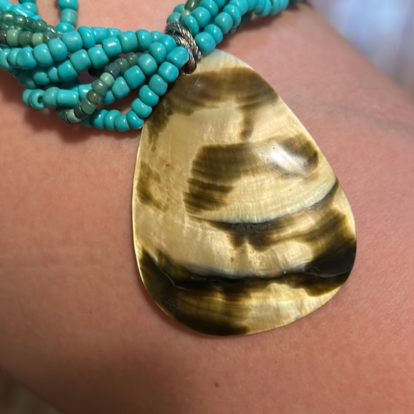 Handmade beaded shell necklace - Picture 2 of 2
